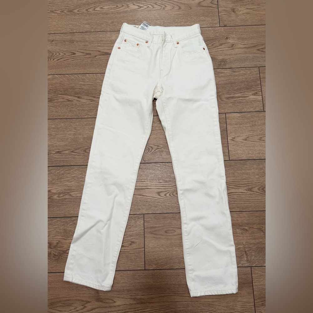 White Levi’s Straight Leg Women’s Jeans size 25